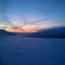 Kvaløya, rett før sola står opp etter vinterdvalen.